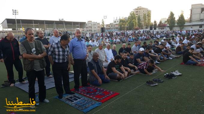 حركة "فتح" تنظِّم مسيرة العيد وتُكلِّل أضرحة الشهداء في مخيَّم البداوي