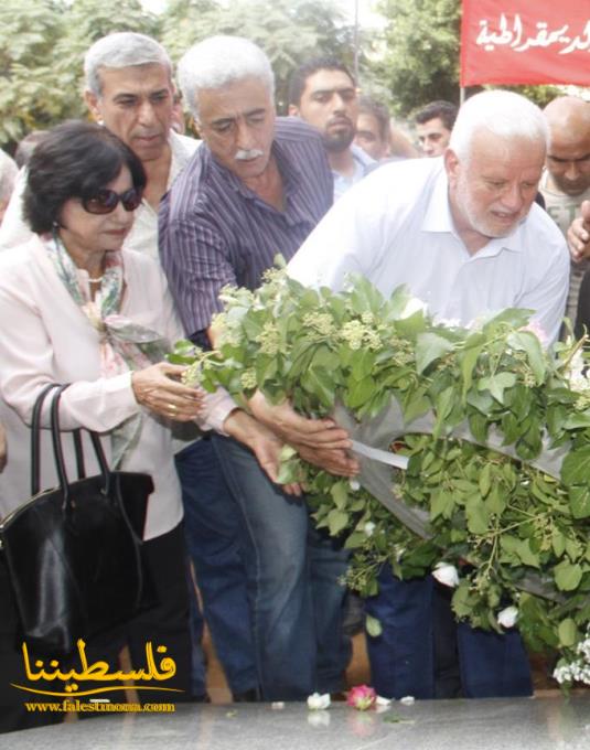 حركة "فتح" تضع أكاليلاً من الورود على النصب التذكاري لشهداء مجزرة صبرا وشاتيلا في بيروت