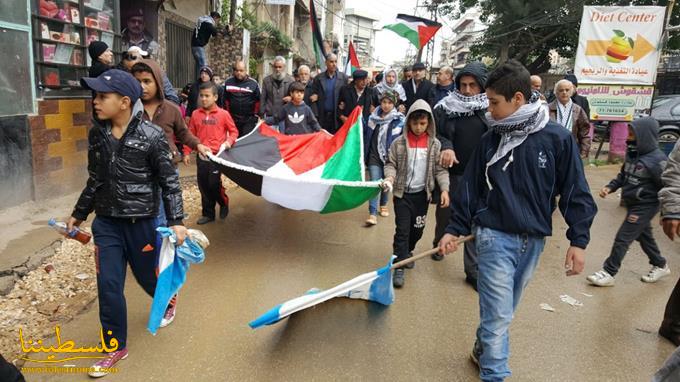 مسيرة شبابية غاضبة في مخيم البداوي رفضاً لقرار ترامب الجائر بحق الشَّعب الفلسطيني