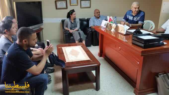 وفدٌ طبيٌّ أمريكيٌّ يزور مخيَّم برج البراجنة ويلتقي مدير مستشفى حيفا