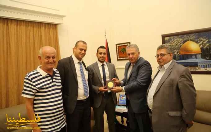 السفير دبور يُقلِّد حمادي ميدالية الرئيس محمود عبّاس الذهبية