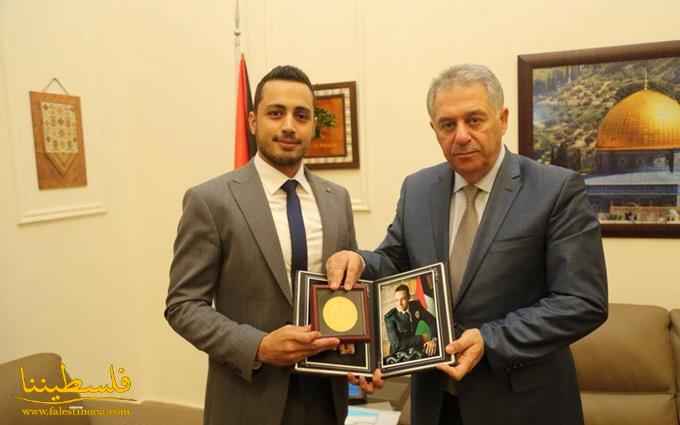 السفير دبور يُقلِّد حمادي ميدالية الرئيس محمود عبّاس الذهبية