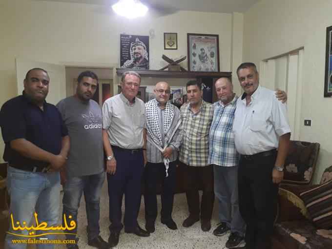 وفد من حركة "فتح" يزور المناضل ياسر بزي في بنت جبيل