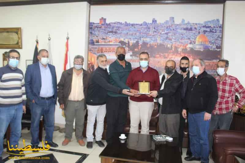 جمعية فلسطين تجمعنا تكرِّم مدير مستشفى الهمشري د. رياض أبو العينين في صيدا