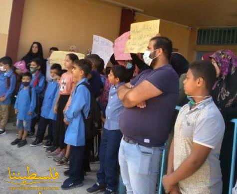 اعتصامٌ أمام مدرسة الحولة- كفربدا لمطالبة الأونروا في الإسراع بدفع بدل نقل الطلاب إلى مدارسهم