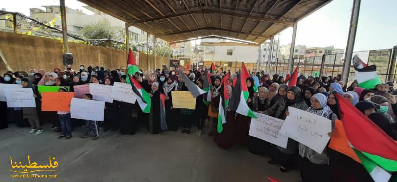 الإتحاد العام للمرأة الفلسطينية ينفِّذ وقفةً تضامنيةً مع الأسرى في معتقلات الإحتلال الصهيوني في عين الحلوة