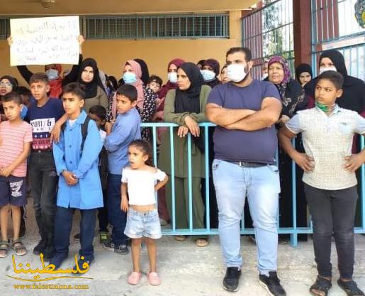 اعتصامٌ أمام مدرسة الحولة- كفربدا لمطالبة الأونروا في الإسراع بدفع بدل نقل الطلاب إلى مدارسهم