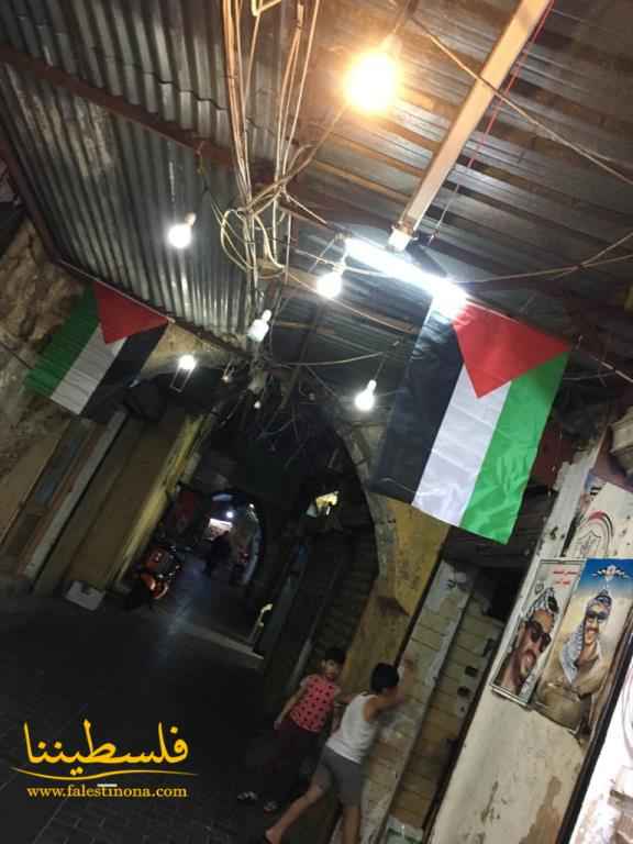 أبناء شعبنا في مدينة صيدا القديمة يرفعون الأعلام الفلسطينية تنديدًا بمسيرة الأعلام الصهيونية في القدس المحتلة