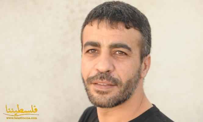 نقل الأسير ناصر أبو حميد إلى المستشفى بعد تد...
