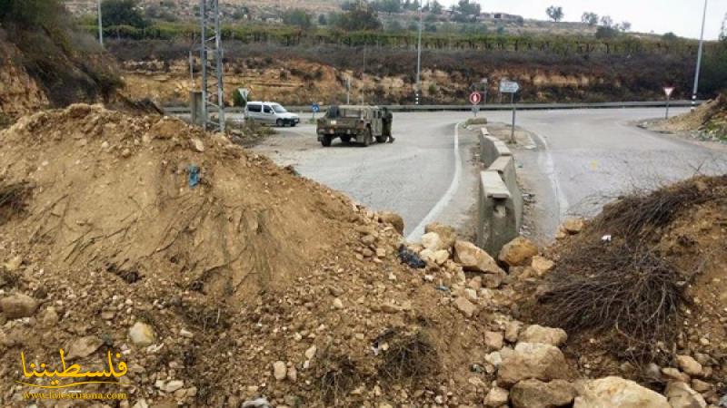 الاحتلال يغلق الطريق الرابطة للتجمعات البدوية جنوب الخليل بالس...