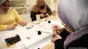 فلسطينيات يتعلمن صناعة المشغولات اليدوية لتو...