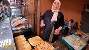 امرأة مغربية تتحدث ثلاث لغات وتبيع الفطائر