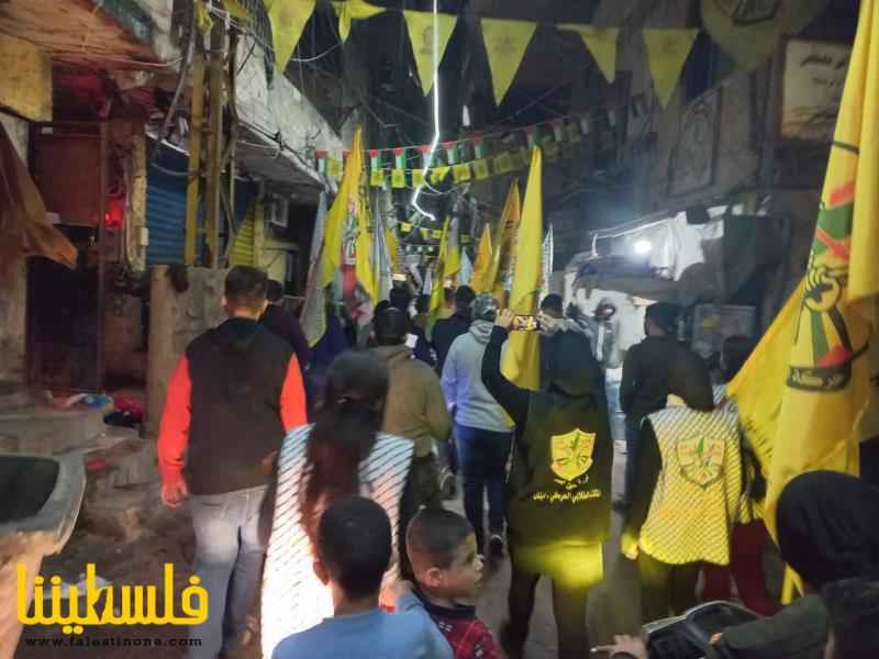 أهالي مخيّم شاتيلا يتظاهرون ليلاً ابتهاجًا بالعملية الفدائية في القدس