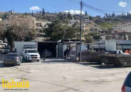 الاحتلال يُخْلي 5 محال تجارية في بلدة جبل ال...