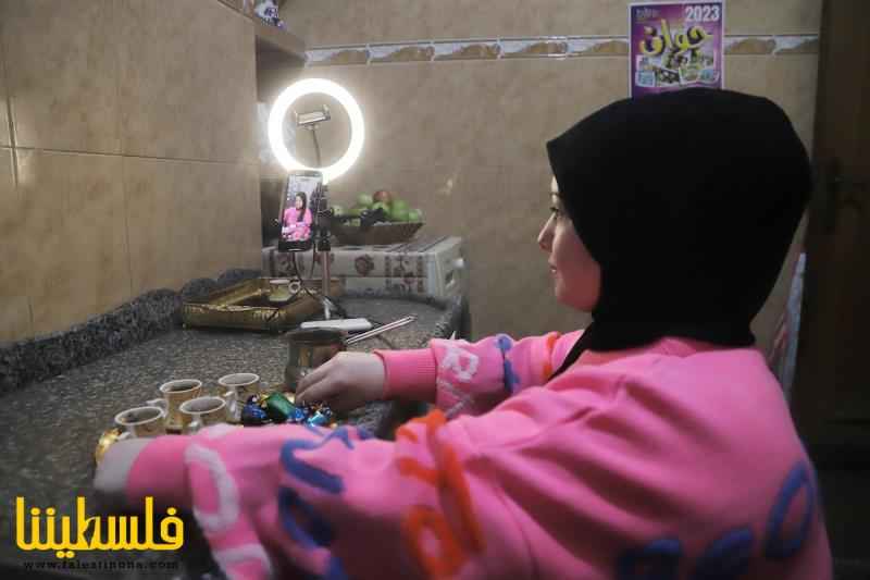الفلسطينية نور  إرشي تتحدى إعاقتها باستخدام منصات التواصل في غزة