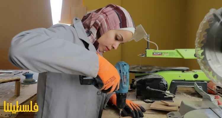 فتاة من غزة تكسر الحواجز وتزاحم في مهنة النجارة