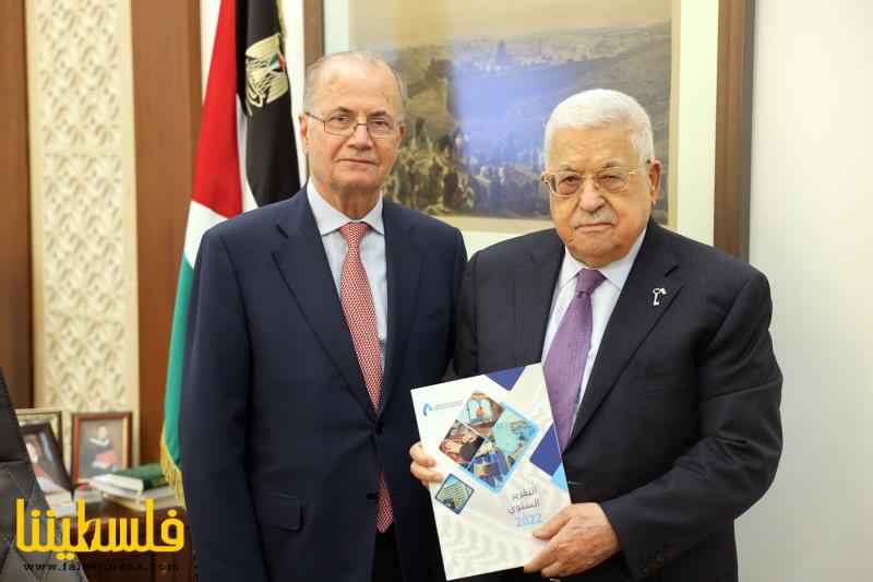سيادة الرئيس يتسلم التقرير السنوي لصندوق الاستثمار الفلسطيني 2022