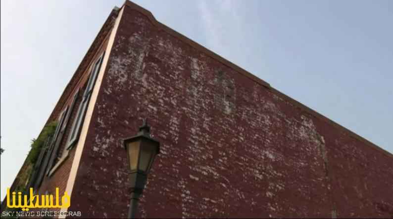 عرض جدار "متهالك" للبيع بمبلغ خرافي