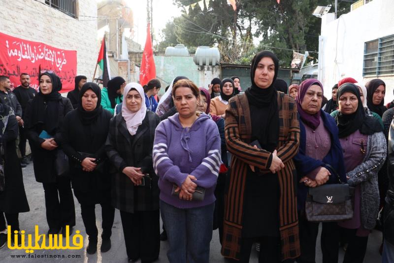 "فتح" في صور تشارك بالوقفة التضامنية التي نظمتها الجبهة الديمقراطية أمام مكتب الأونروا