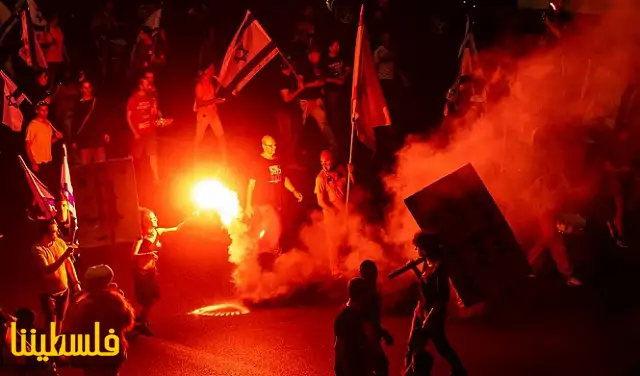 الغضب يتصاعد على نتنياهو ومحتجّون يحرقون مائدة فصحية أمام منزله