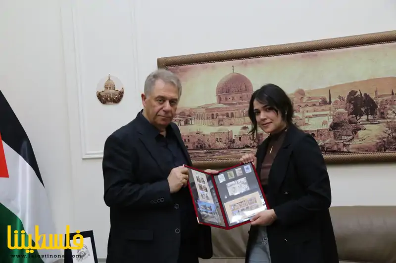 السفير دبور يكرِّم الفنانة التشكيلية هبة ياسين