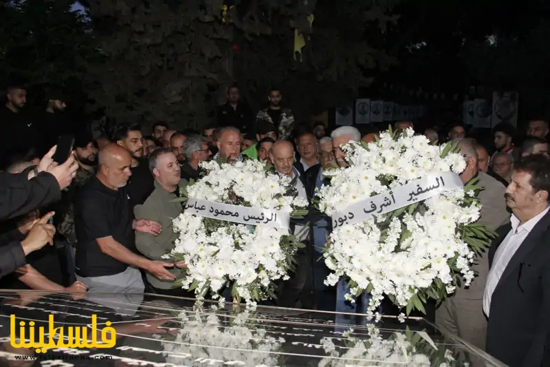 إكليل باسم السَّيد الرئيس على النصب التذكاري للشُّهداء في بيروت
