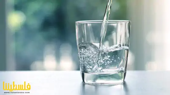 بينها الماء.. 5 مشروبات تساعدك على التخلص من الانتفاخ