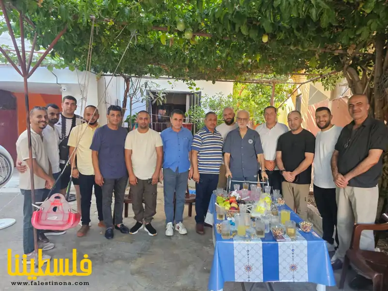 وفد من حركة "فتح" يزور الحاج رفعت شناعة في مخيم الرشيدية